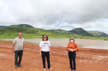 Prefeita Bernadete Rêgo e Secretários vistoriam as obras de construção da Barragem na comunidade do Sítio São Paulo em Riacho da Cruz.